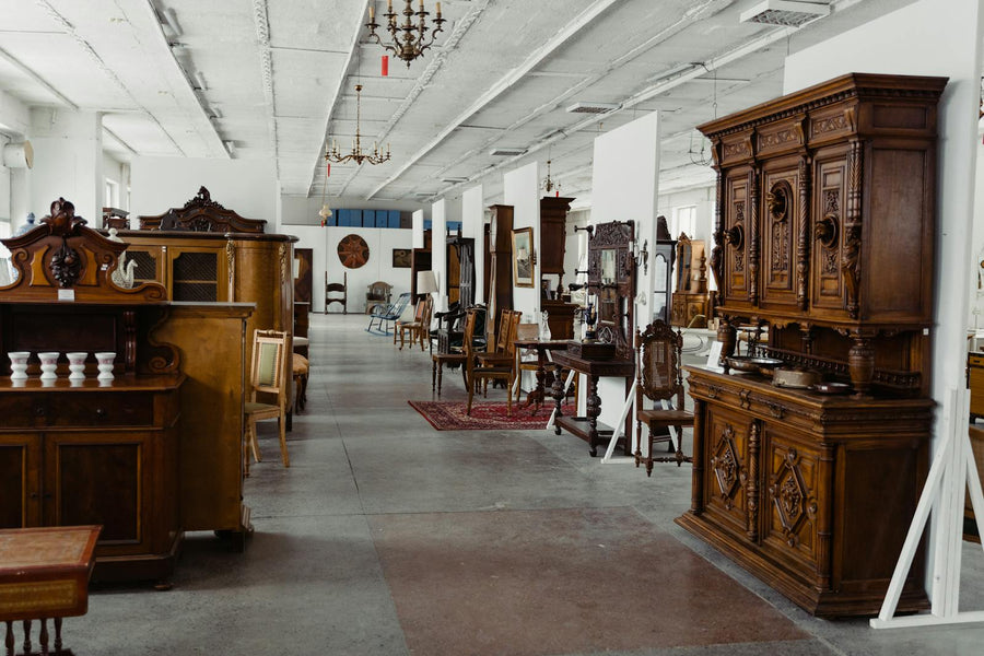 Showroom de mueblería con sofás y muebles de sala expuestos
