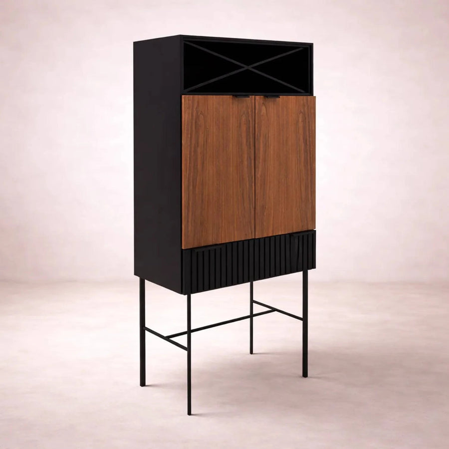 Mueble para bar Jess de Deurope, en madera de nogal negro y pino, con puertas y estantes, dimensiones 80x160x40 cm.