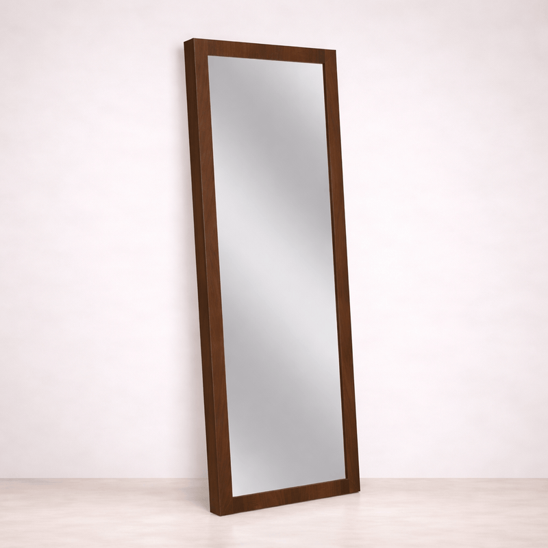Espejo de pie Mariota de Deurope con marco rectangular y soporte estable, ideal para dormitorios y vestidores.