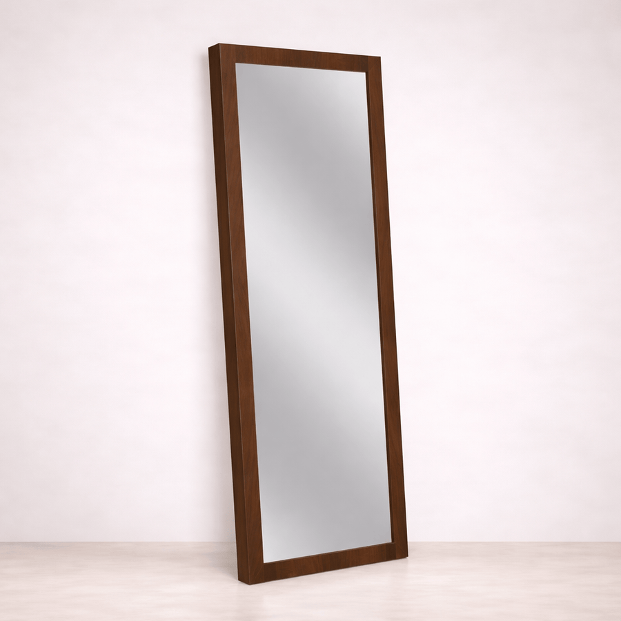Espejo de pie Mariota de Deurope con marco rectangular y soporte estable, ideal para dormitorios y vestidores.