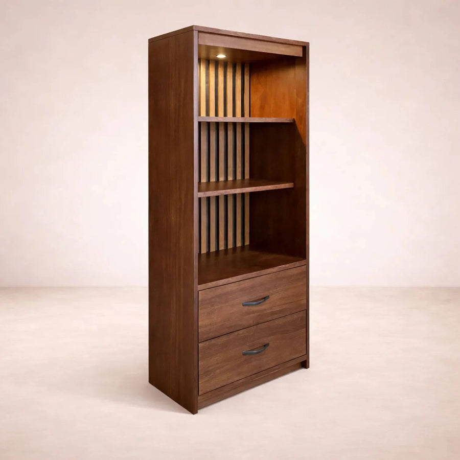 Librero Bourbon de madera de color marrón oscuro con estantes abiertos, ideal para almacenamiento y decoración en sala o oficina.