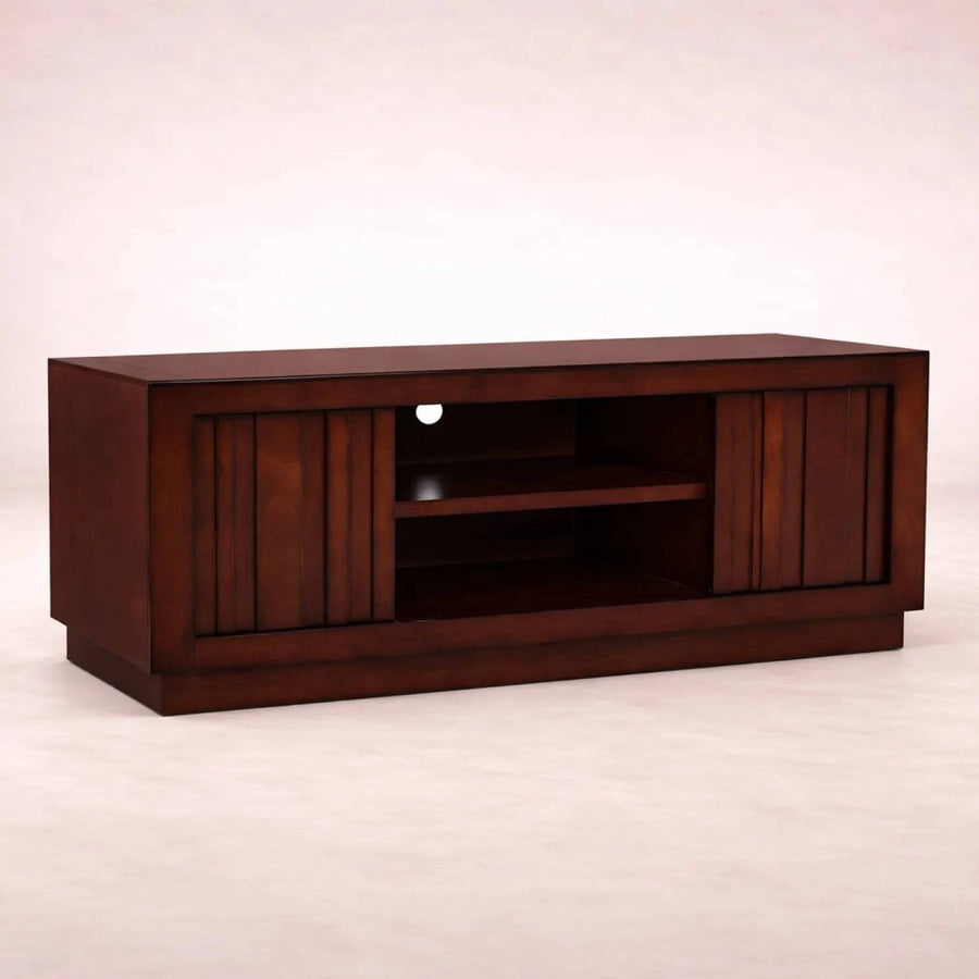 Mueble para TV Quebec de madera de nogal, encino y okumé, con espacio para televisor y almacenamiento, en acabado natural.