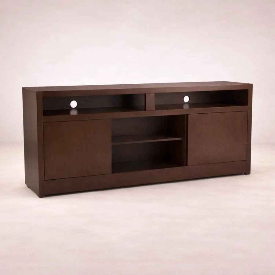 Mueble para TV Tamayo de chapa de caoba en color tabaco, con 160 cm de ancho, 70 cm de alto y 30 cm de fondo.