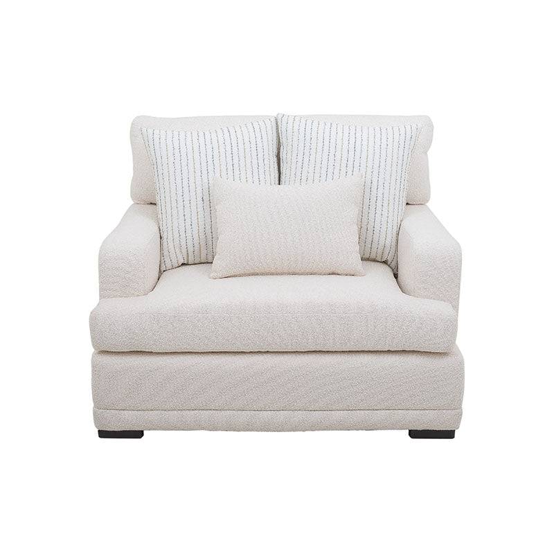 Sillón Oliver de color blanco con textura afelpada, marco de madera, asiento cómodo y respaldo acolchado en sala moderna.