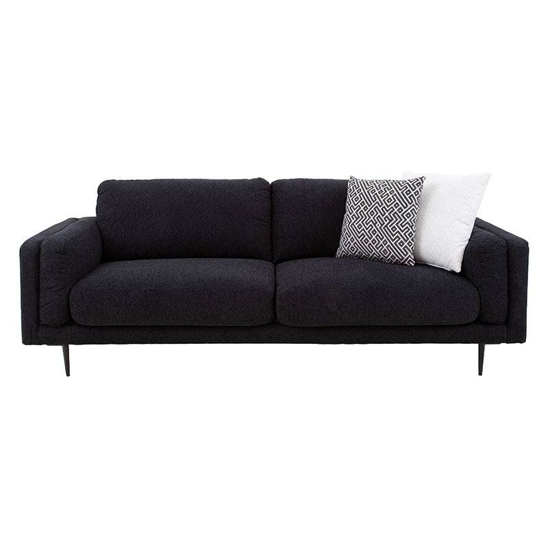 Sofá Alessandra de tapiz negro con estructura moderna, 226 cm de largo, asiento acolchado y respaldo cómodo.