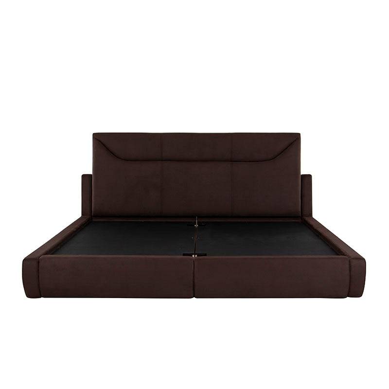 Cama Basil de deurope.com.mx con estructura en moka y tapiz en nobuck, de 146 cm de alto y 220 cm de fondo.