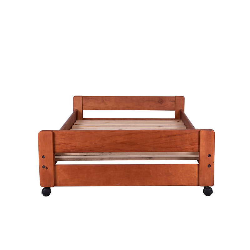 Cama baja Tennesse de madera de pino en color nogal, con estructura sólida y diseño funcional para habitación infantil o juvenil.