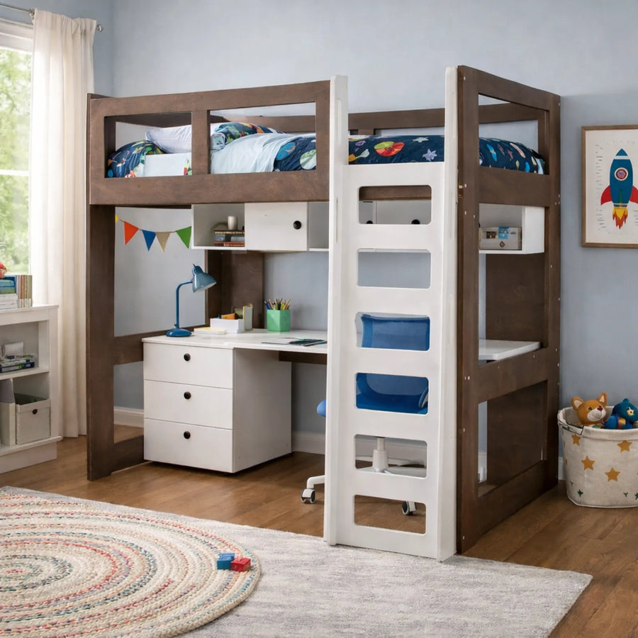 Cama alta elevada en recámara infantil, con espacio libre aprovechable debajo de la estructura