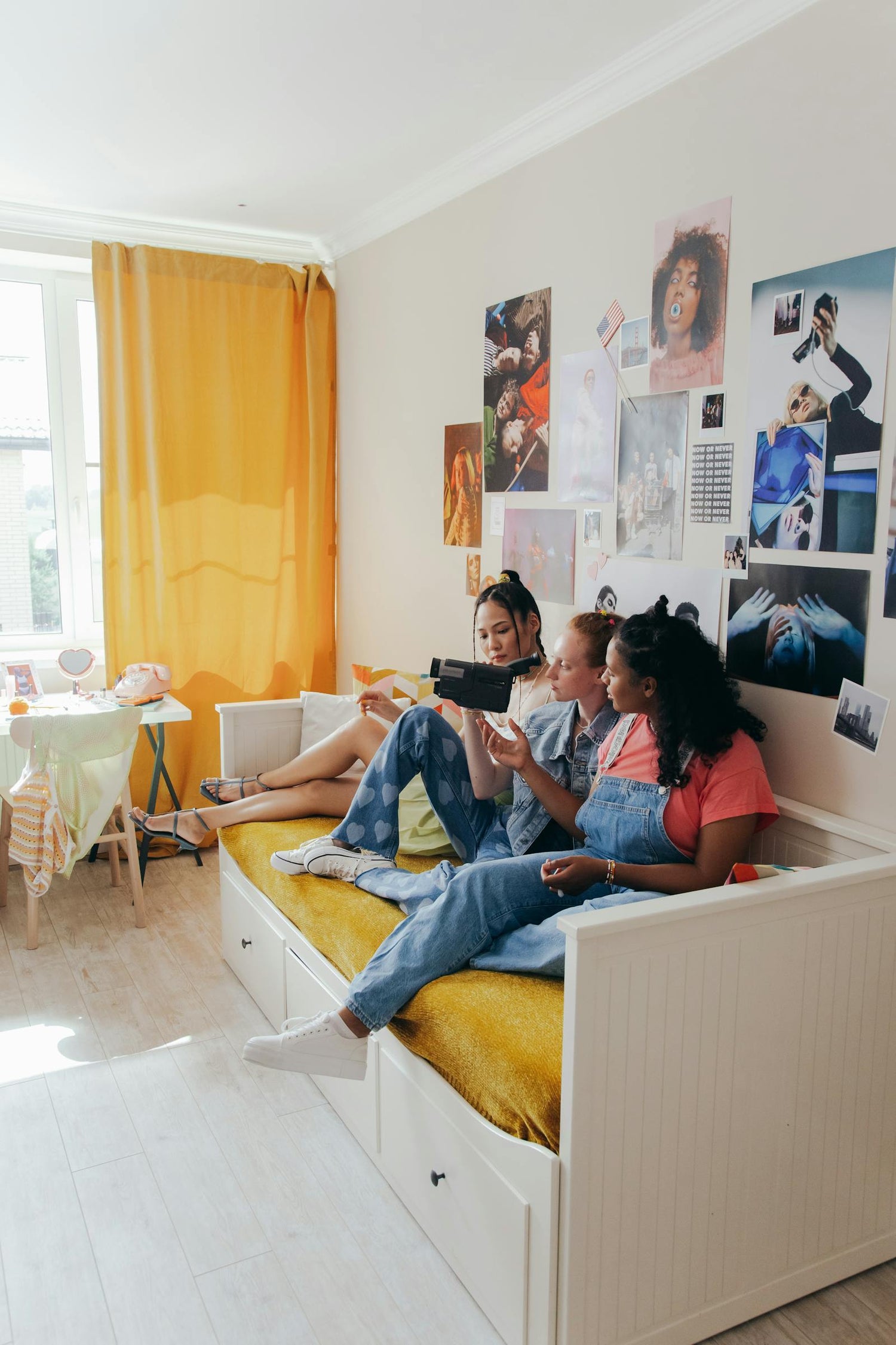 Recámara de adolescente con cama matrimonial y estilo neutro