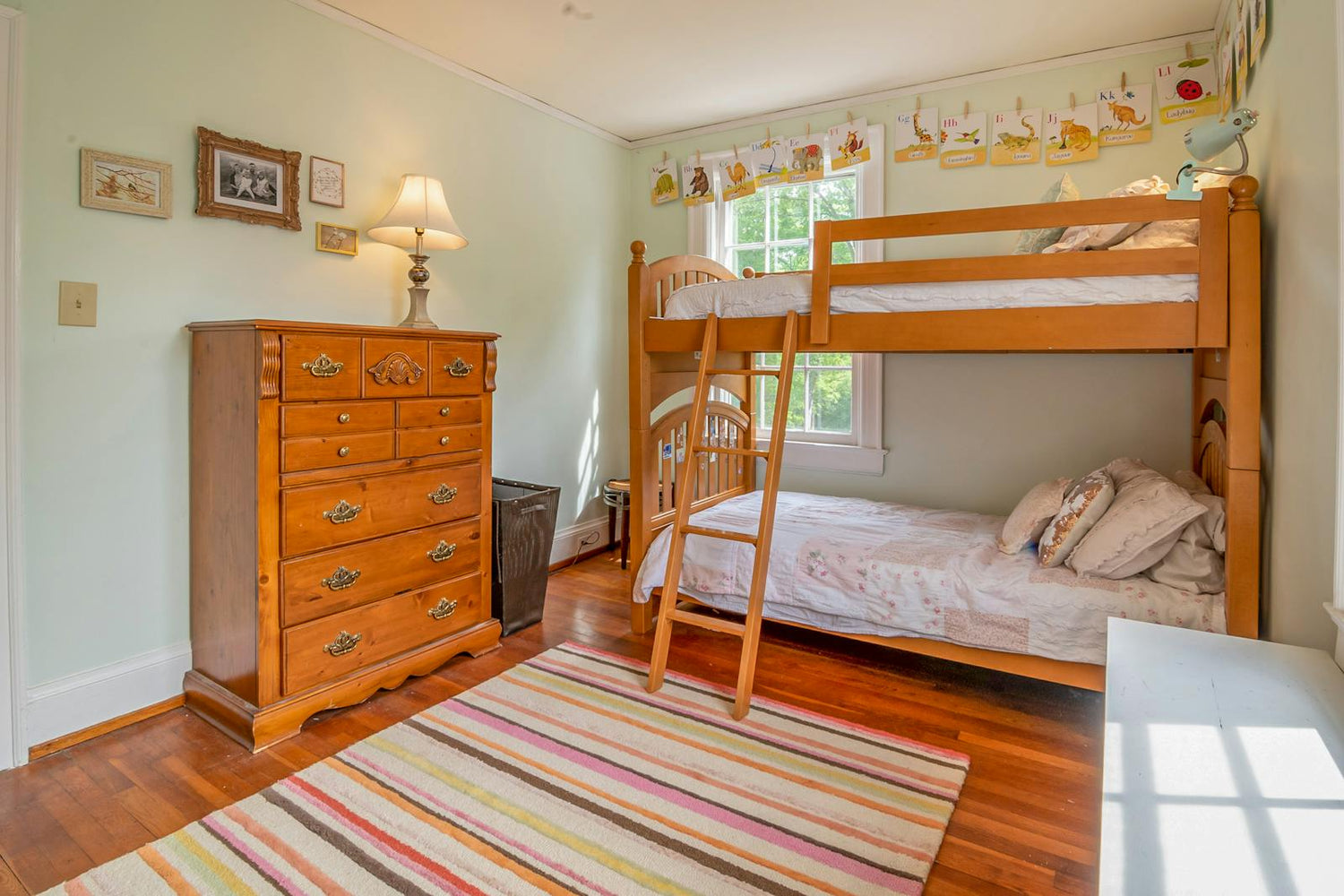 Recámara infantil con cama y decoración para niños