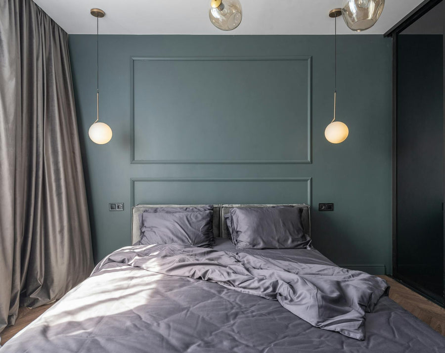 Recámara minimalista con cama tendida y muebles esenciales