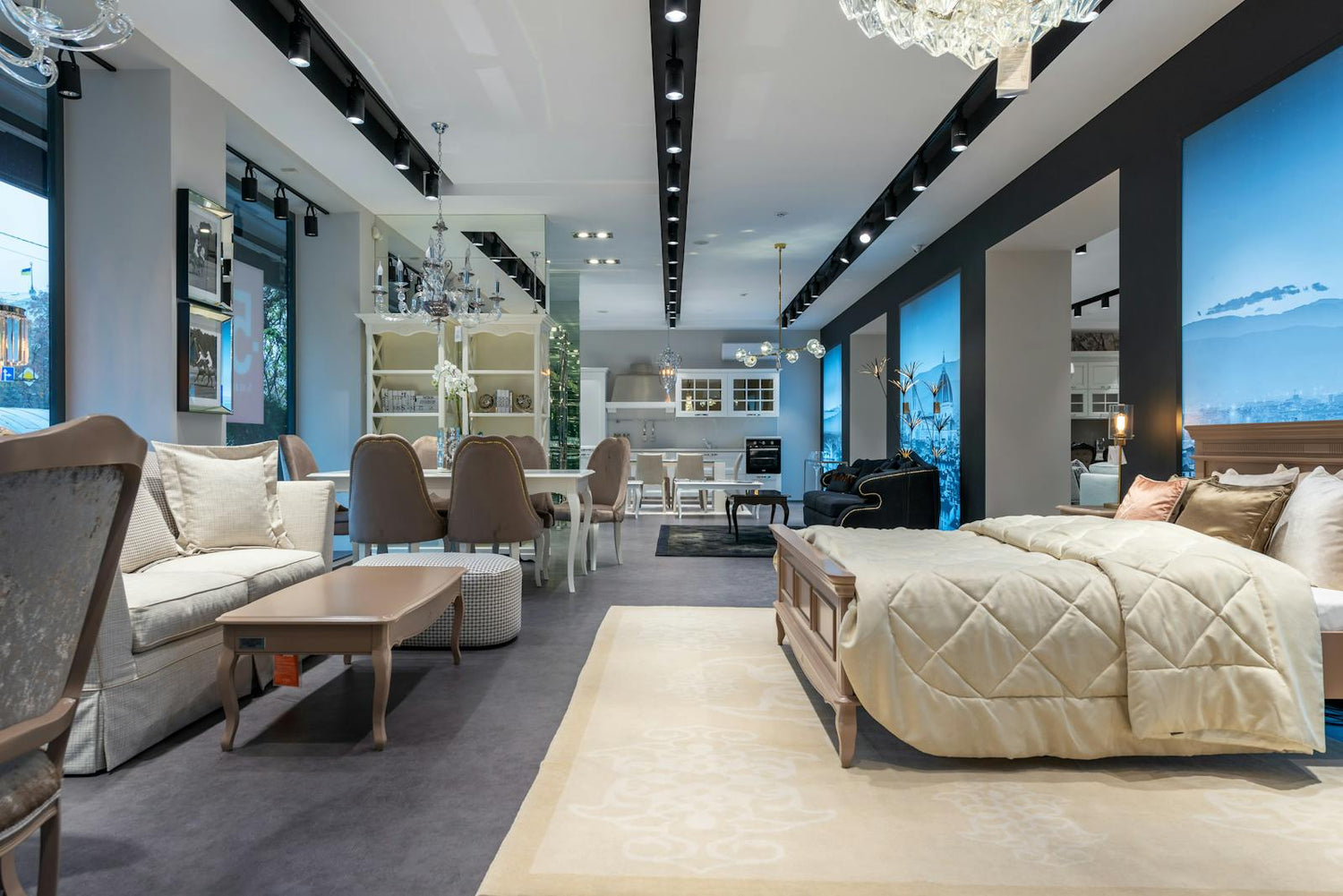 Mueblería con catálogo amplio de productos y showroom organizado