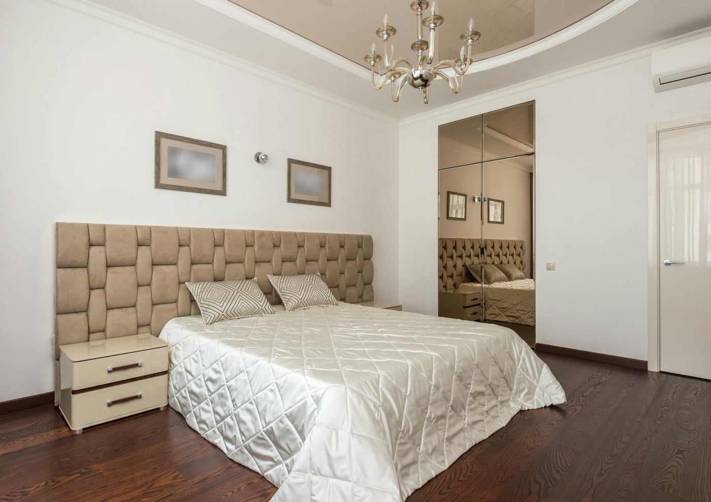 Recámara matrimonial moderna con muebles bien proporcionados