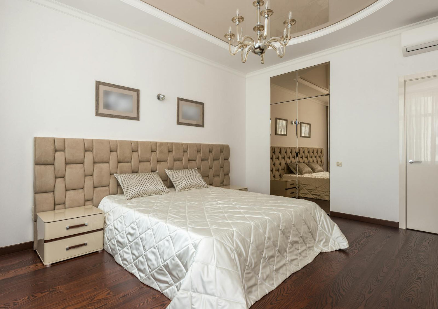 Recámara matrimonial moderna con muebles bien proporcionados