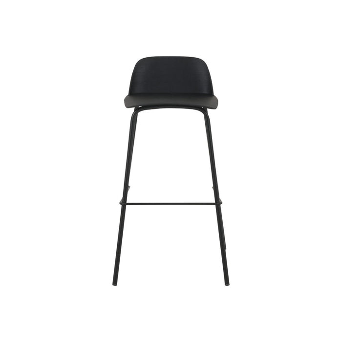 Banco de madera Loran de deurope.com.mx, asiento rectangular y estructura resistente en un ambiente moderno.