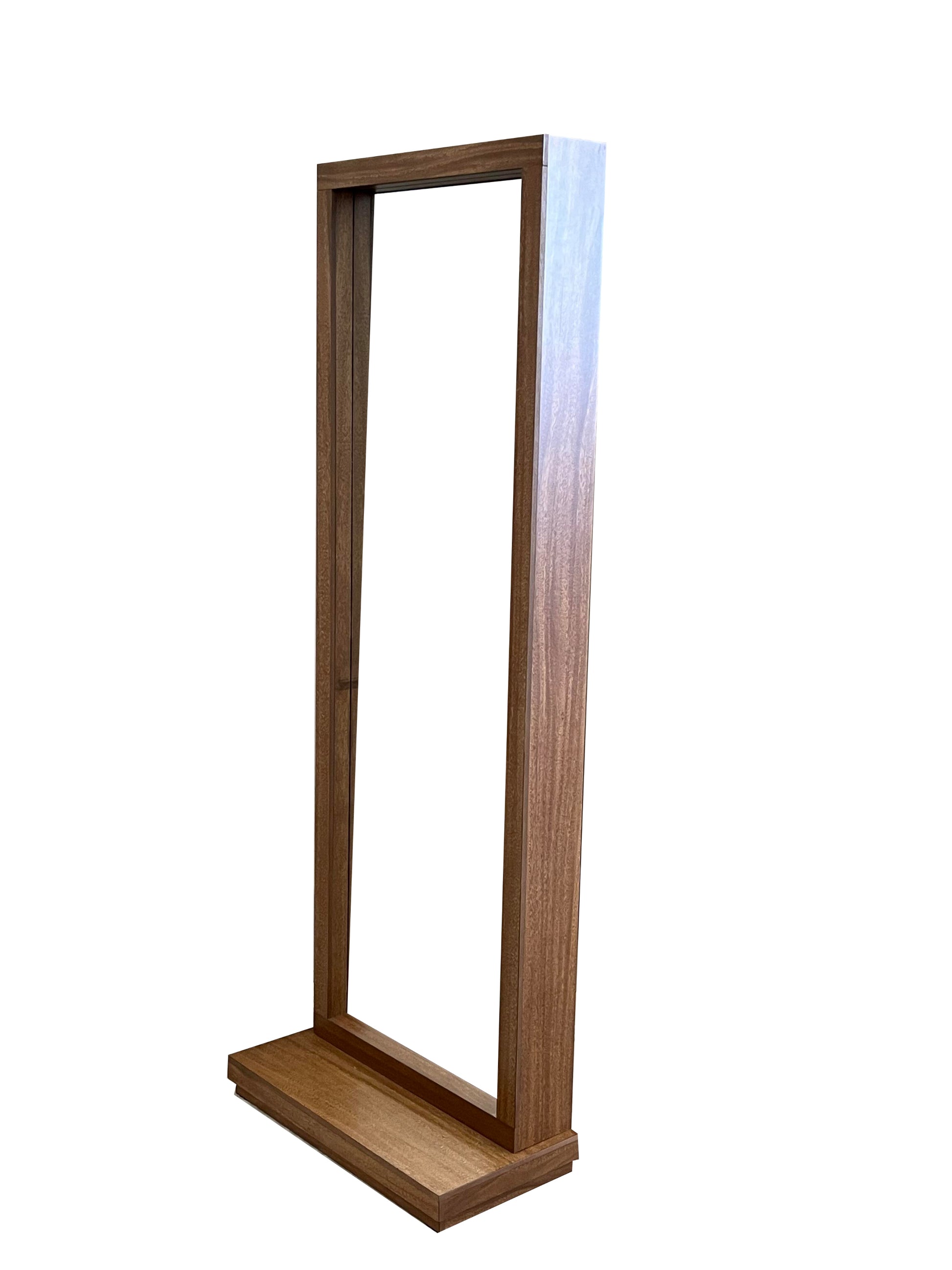 Espejo Loretta de estilo moderno con marco rectangular en color dorado, reflejando una habitación elegante y luminosa.