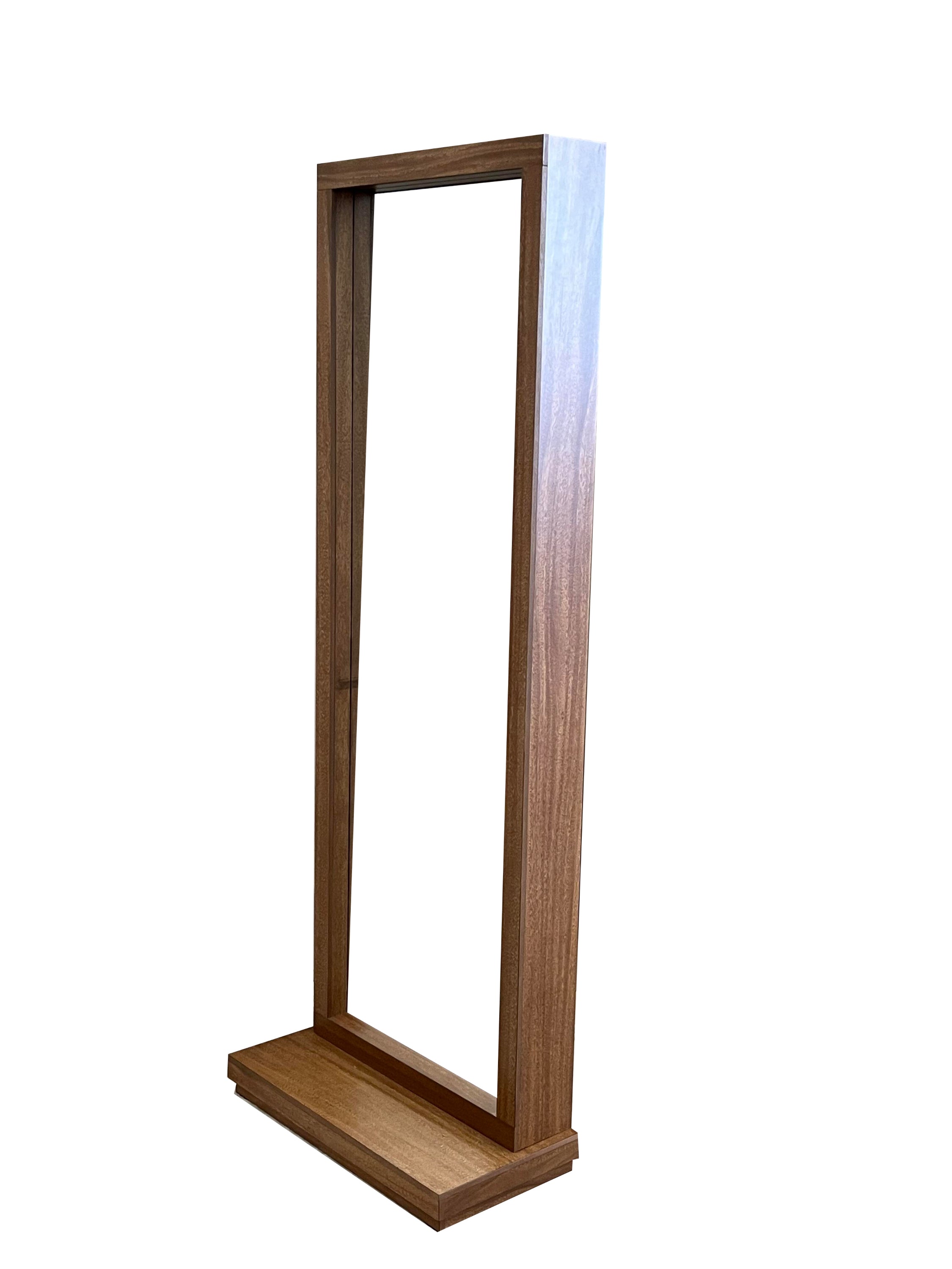 Espejo Loretta de estilo moderno con marco rectangular en color dorado, reflejando una habitación elegante y luminosa.