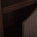 Torre derecha Toledo de mueble para televisor en acabado madera clara, con espacio para dispositivos electrónicos y almacenamiento.
