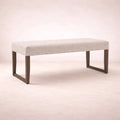 Banca para comedor Amara de madera de pino en color café tabaco, con asiento y respaldo, de aproximadamente 120 cm de largo.