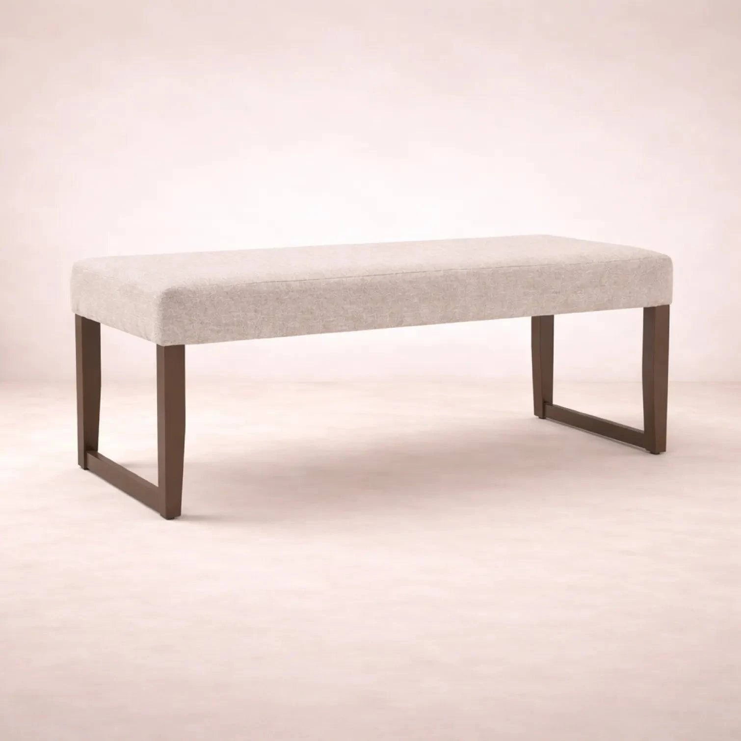 Banca para comedor Amara de madera de pino en color café tabaco, con asiento y respaldo, de aproximadamente 120 cm de largo.