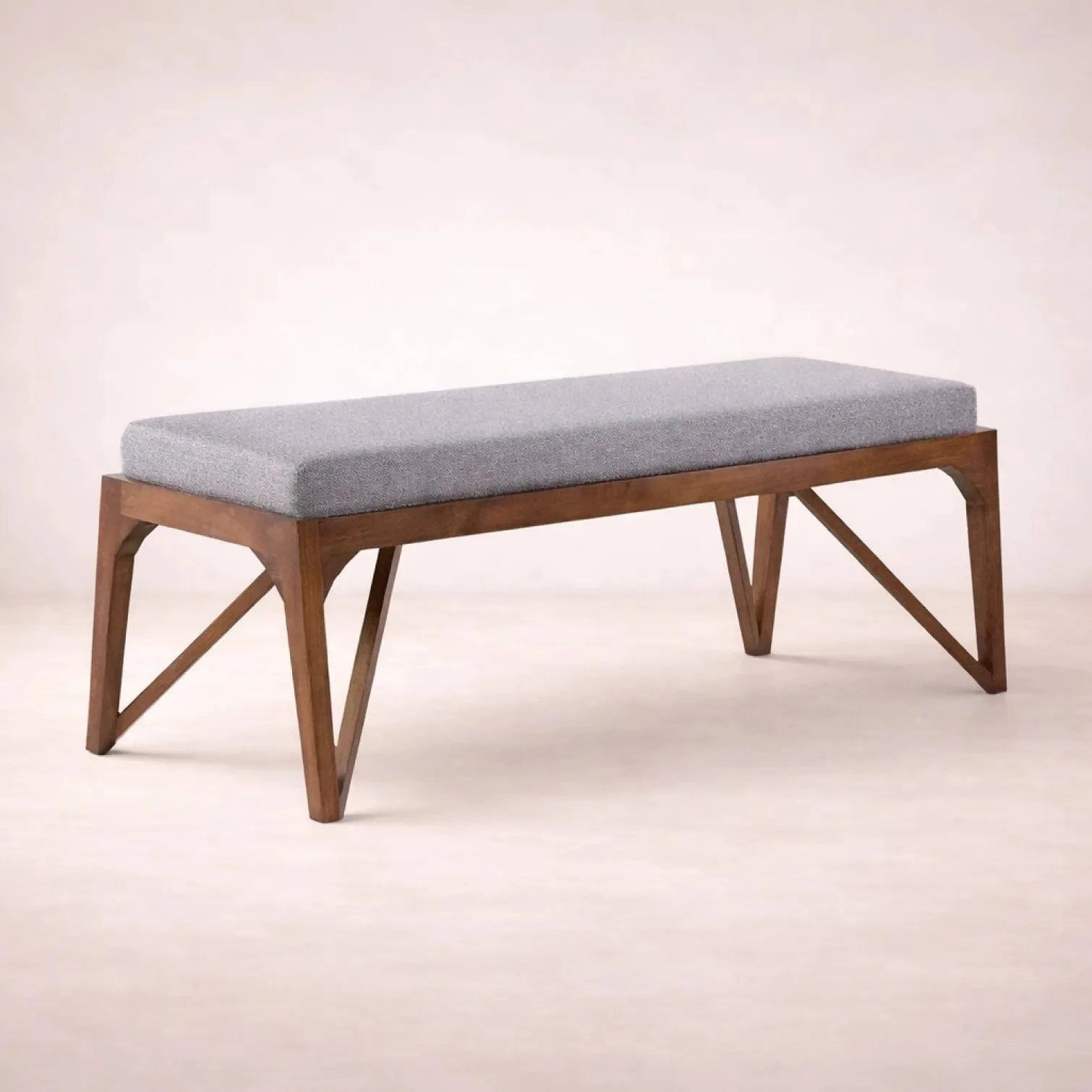 Banca Aragón deurope.com.mx en tela gris y estructura de madera de poplar, con diseño simple y asiento acolchado.