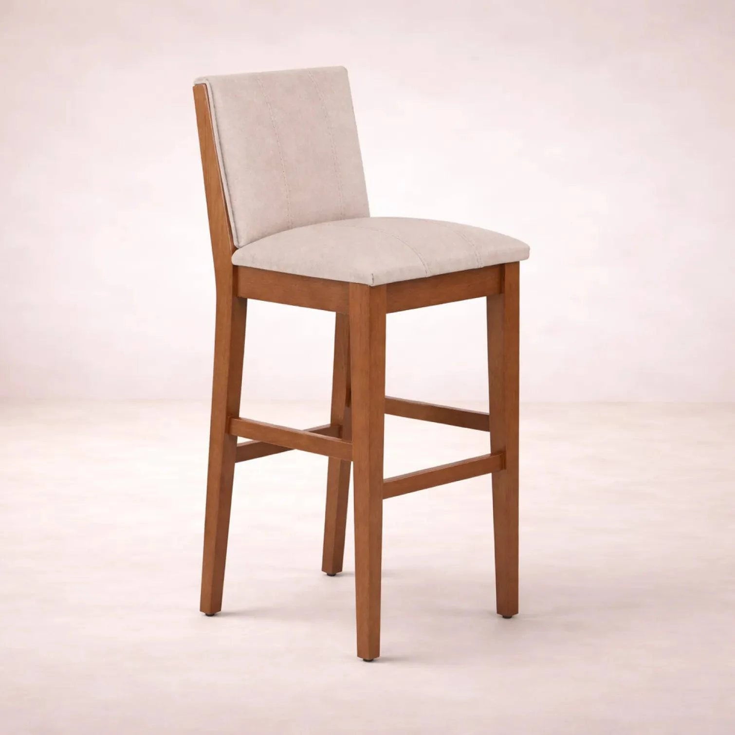 Banco Siena de madera en color almendra beige con tapiz de cuero, deurope.com.mx, frente de 42 cm, alto 101 cm, fondo 37 cm.