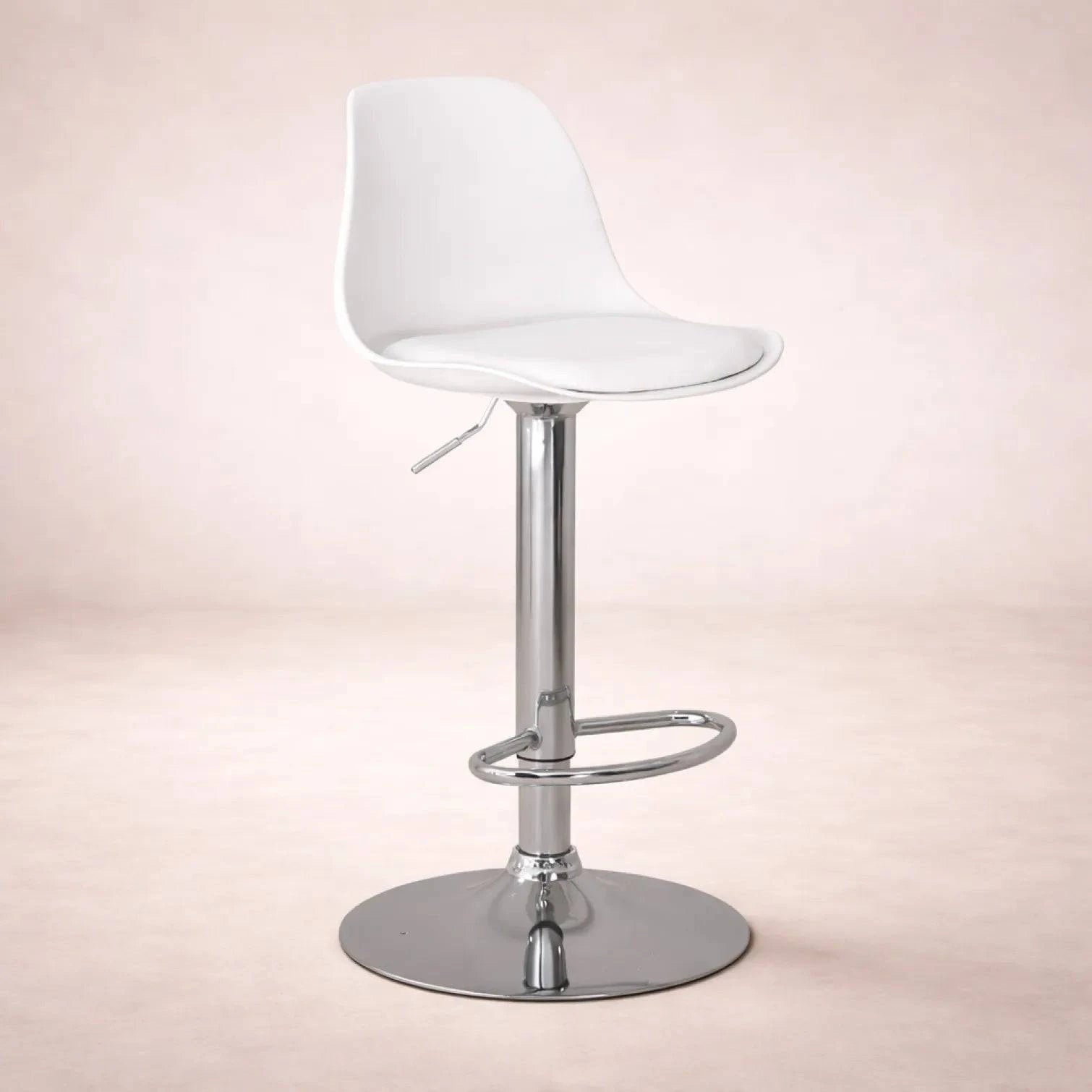 Banco Orion de Deurope.com.mx con base de cromo, asiento de madera termoformada y tapizado Leather Touch en blanco, 50 cm de alto.