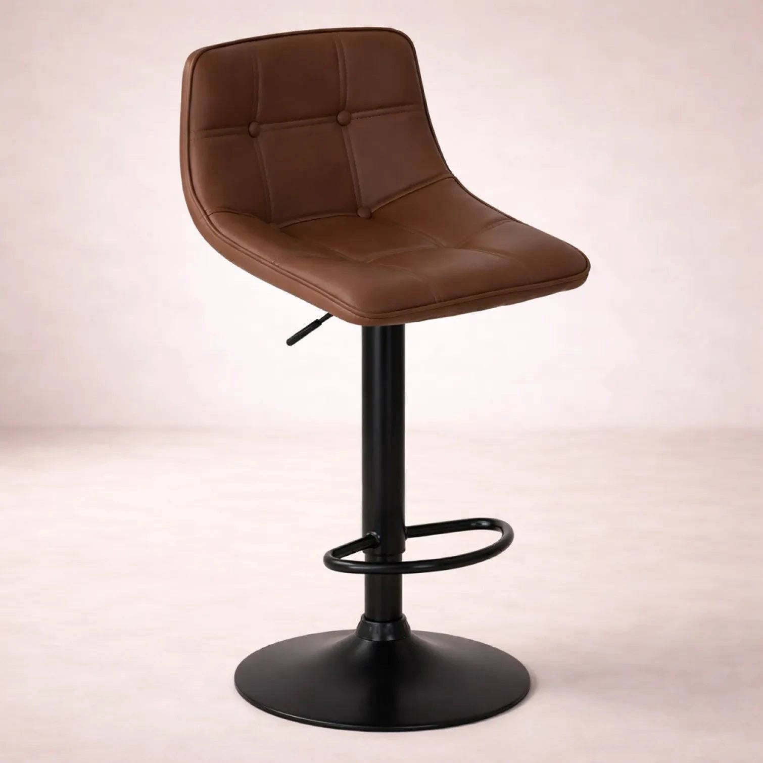 Banco Ascua deurope.com.mx con base de cromo, asiento de madera termoformada y tapizado en Leather Touch, color café.