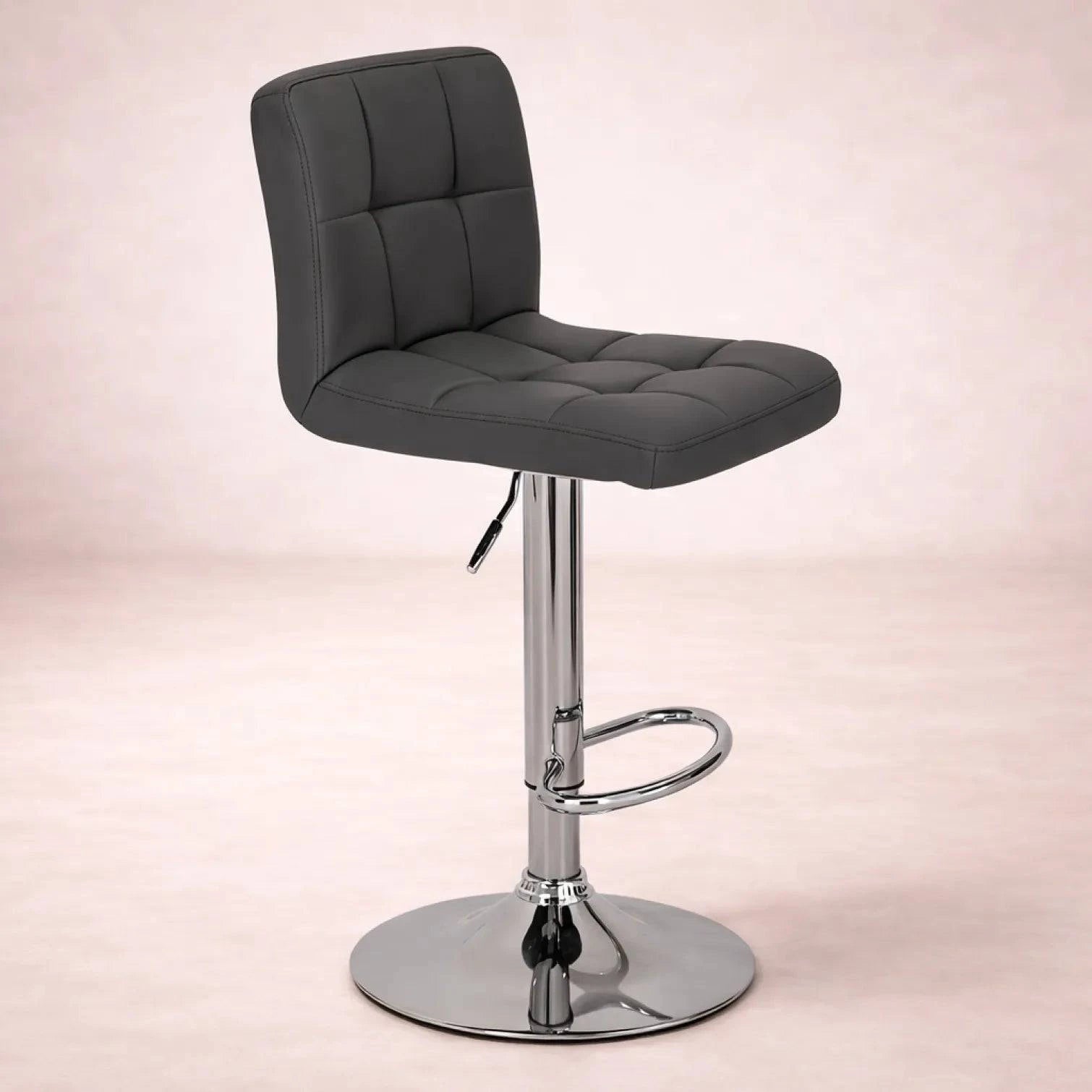 Banco Adex deurope.com.mx con estructura de cromo, asiento de madera termoformada y tapizado en Leather Touch, color gris.