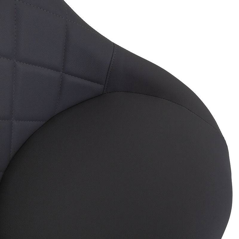 Banco Cenit para barra con asiento tapizado en leather touch gris y base de metal cromado.