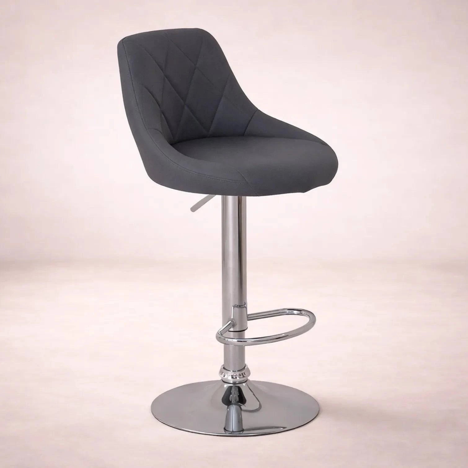 Banco Cenit de Deurope con base de cromo, asiento de madera termoformada y tapizado leather touch en negro, 50 cm de altura.