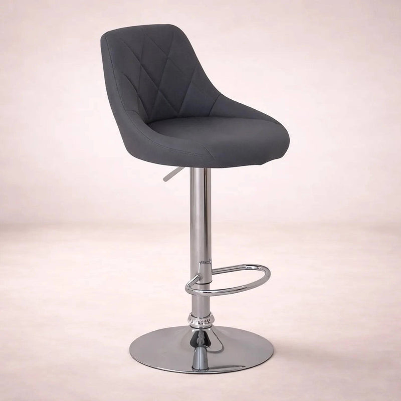 Banco para barra Cenit de Deurope con base de cromo, asiento de madera termoformada y tapizado Leather Touch en negro.