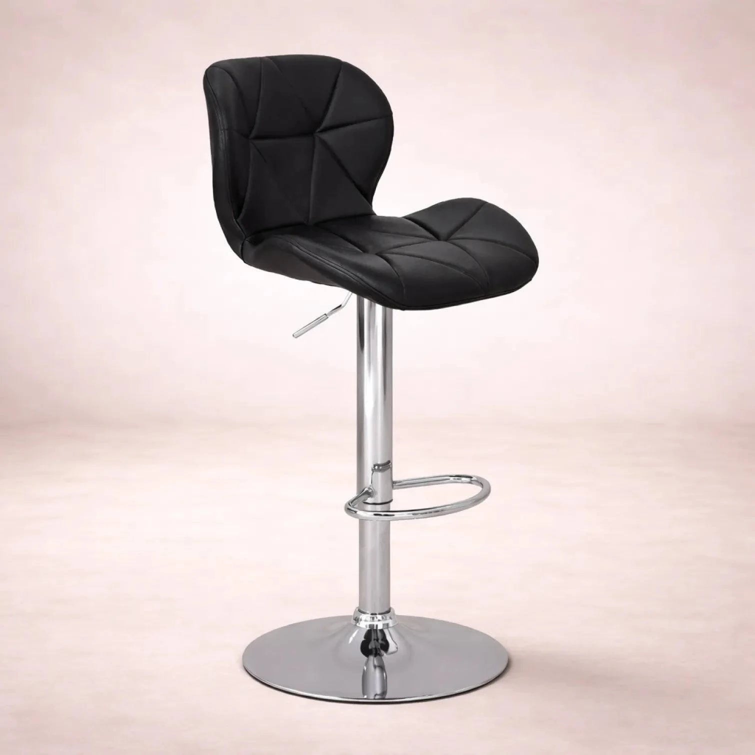 Banco Nexo de Deurope con base de cromo, asiento de madera termoformada y tapizado Leather Touch en negro, 50 cm de altura.