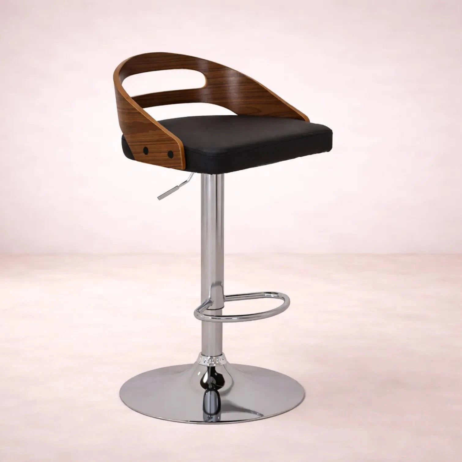 Banco Quasar de Deurope con base de cromo, asiento de madera termoformada y tapizado en Leather Touch, negro, 50 cm de altura.