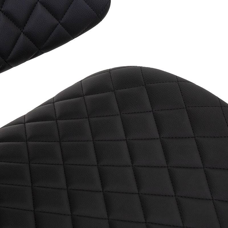 Banco Tempo deurope.com.mx con base de cromo, asiento de madera termoformada y tapizado en Leather Touch, en color negro.