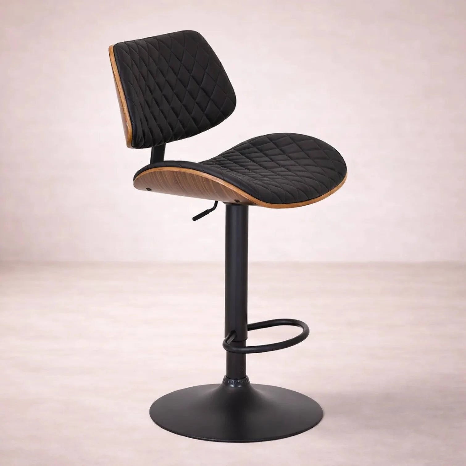 Banco Tempo de acero cromado con asiento de madera termoformada y tapizado Leather Touch, negro, 50 cm de alto y 50 cm de fondo.