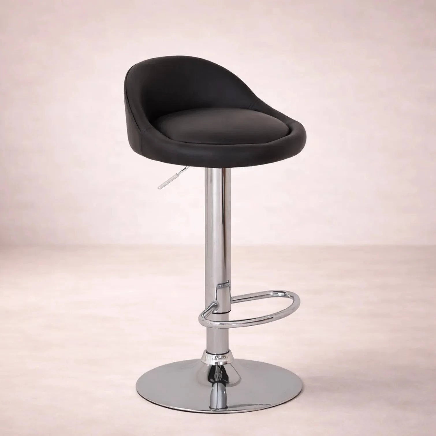Banco Vortice de Deurope con base de cromo, asiento de madera termoformada y tapizado Leather Touch en color negro.