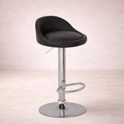 Banco Vortice de Deurope.com.mx con base de cromo, asiento de madera termoformada y tapizado Leather Touch, negro, 50 cm de alto.