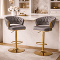 Banco para barra Imperial de Deurope con base de cromo, asiento de madera termoformada y tapizado de terciopelo gris.