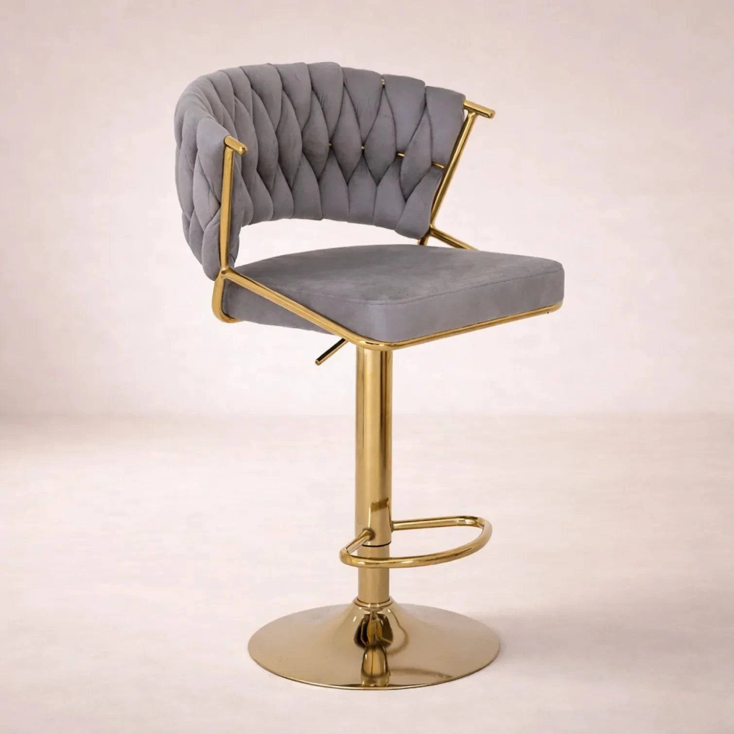 Banco Imperial de acero con asiento de madera termoformada y tapizado de terciopelo gris, de aproximadamente 50 cm de altura.