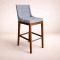 Banco para barra Bourbon deurope.com.mx en color gris, con asiento acolchado y diseño moderno para espacios de bar.