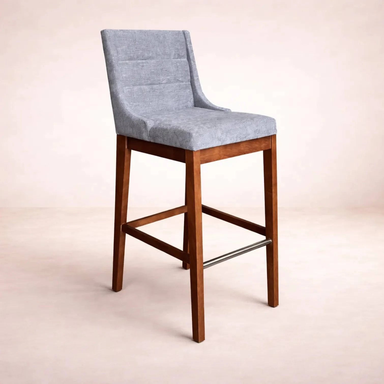 Banco Bourbon gris de la marca deurope.com.mx, asiento y respaldo acolchados, estructura de madera moderna.