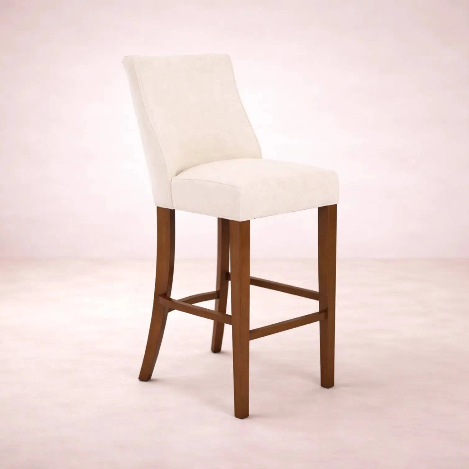 Banco Berne Made de madera nogal y tapizado en tela beige, con estructura sólida y asiento cómodo, dimensiones 46x45x112 cm.