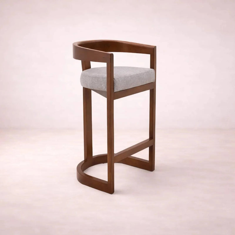 Banco Jess deurope.com.mx, banco para barra en madera de nogal, tapizado en tela, dimensiones 100x53x48 cm.