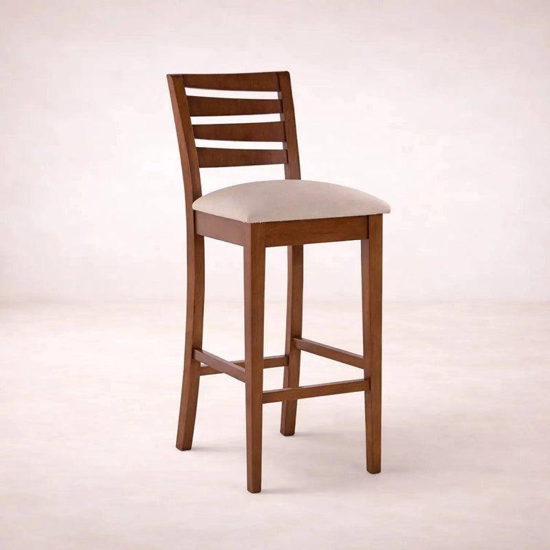 Banco para barra Deus deurope.com.mx con estructura de chapa de caoba, tapizado en cuero, 38 cm de alto y 104 cm de largo.
