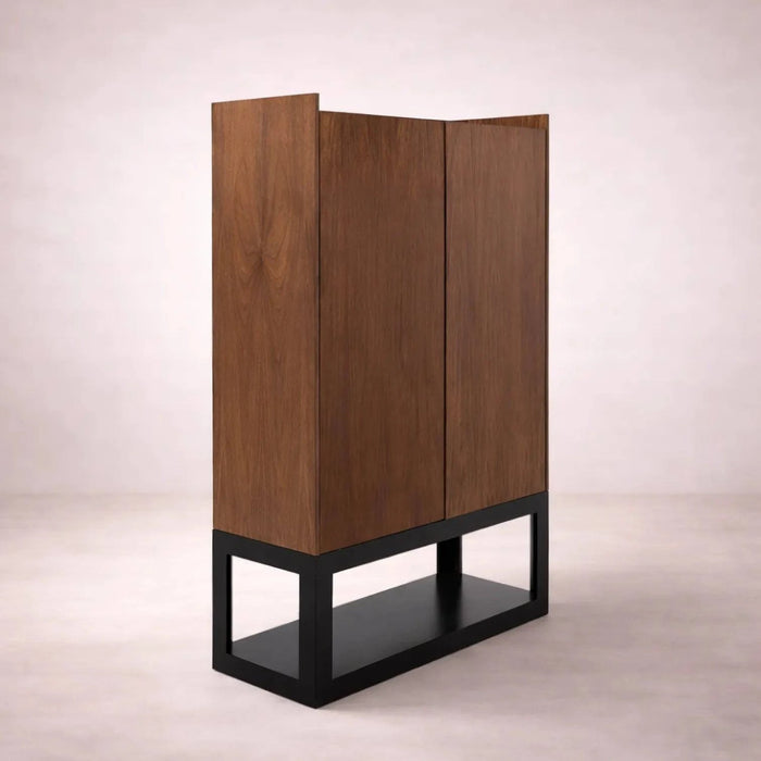 Juego de comedor Berne-made de 4 piezas con mesas de madera en acabado nogal y moka, ideal para bares y espacios modernos.