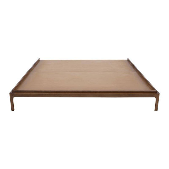 Base de cama Palta de color nogal, con estructura sólida y superficie de 232 cm de ancho, ideal para dormitorios modernos.