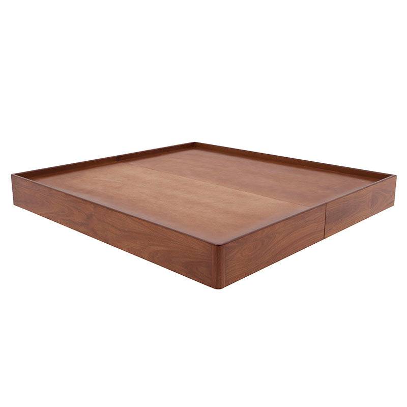 Base de cama Arezzo de madera natural clara, con acabado en chapa de tzalam, de aproximadamente 209 cm de ancho y 32 cm de alto.