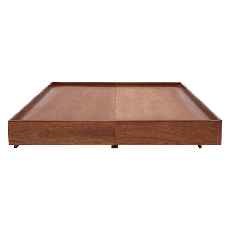 Base de cama Arezzo de madera natural clara, con acabado en chapa de tzalam, frente y estructura sólida.