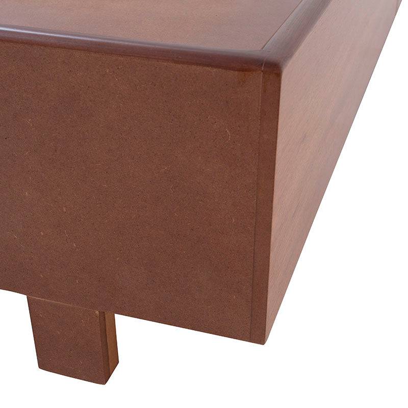 Base de cama Arezzo de madera natural clara con acabado en chapa de tzalam, dimensiones de 209x198 cm y altura de 32 cm.
